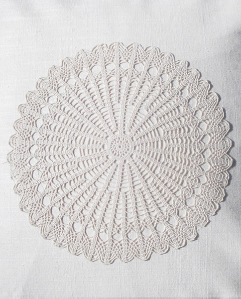 Linen cotton cushion cover with crochet doily, made in Montreal - Shopping Blue